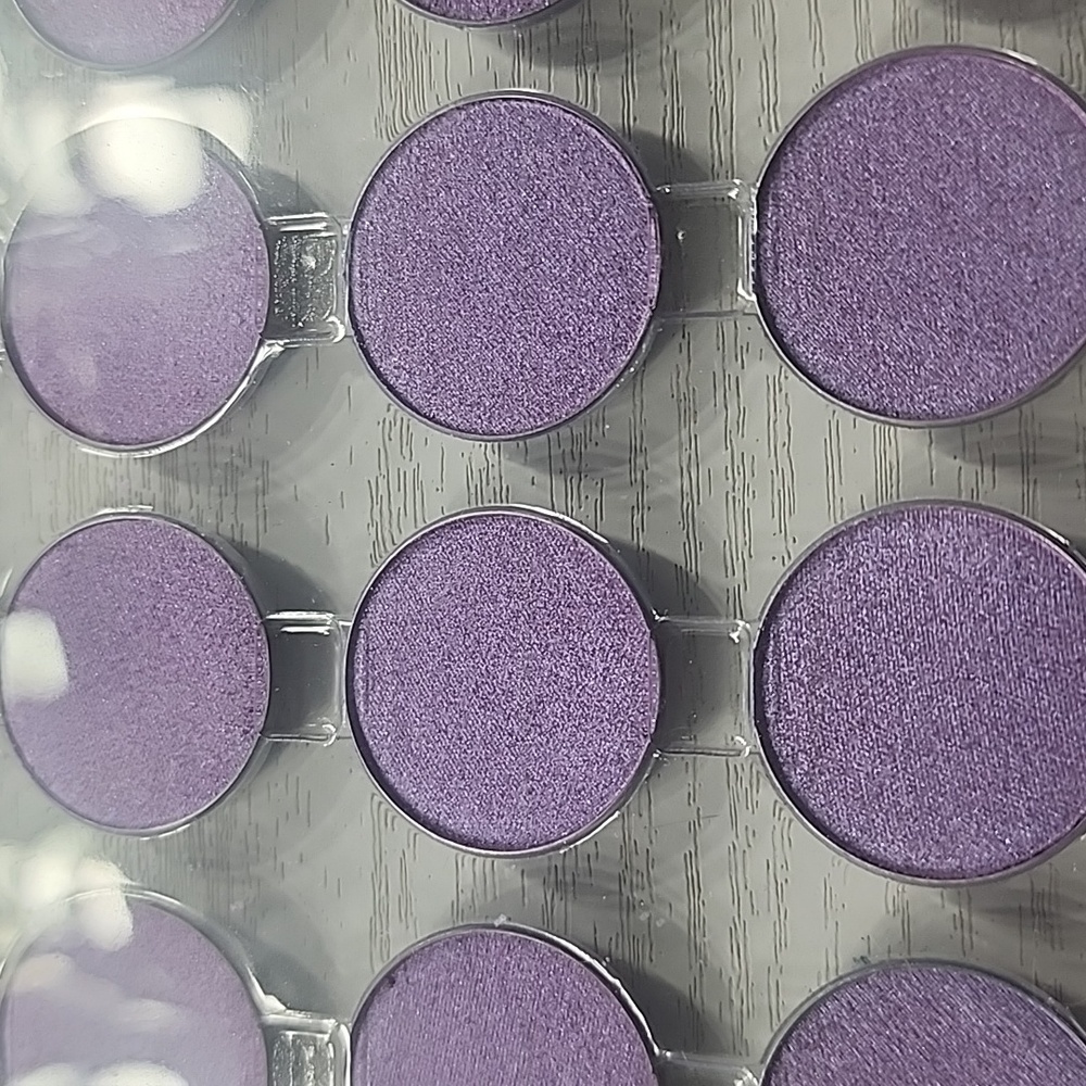 29 individual shimmer eyeshadows